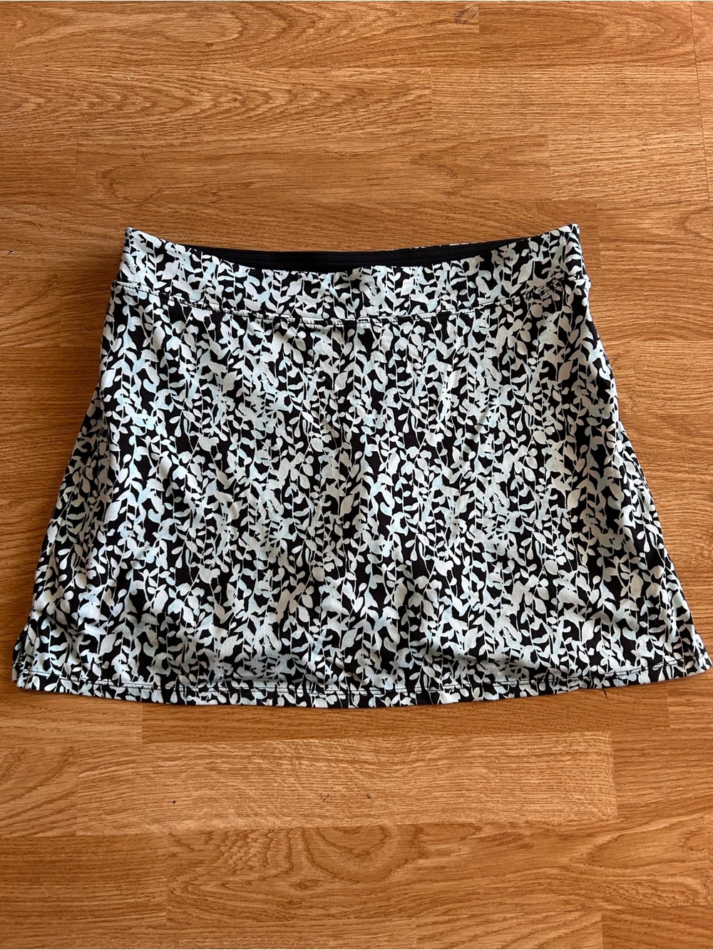Tranquility by Colorado Clothing Black & White Leaf-Print Mini Skirt